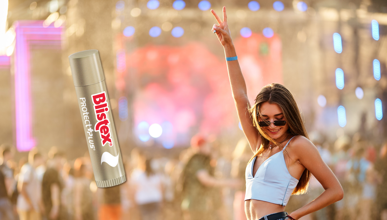 Protect Plus Produkt von Blistex vor einem Festivalhintergrund